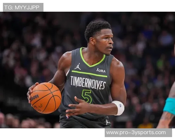 爱德华兹上半场表现亮眼15投6中三分球命中率不佳但仍斩获17分 爱德华兹上半场表现亮眼15投6中三分球命中率不佳但仍斩获17分