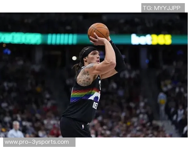 阿隆戈登半场表现出色7投4中贡献12分5篮板3助攻助力球队战局